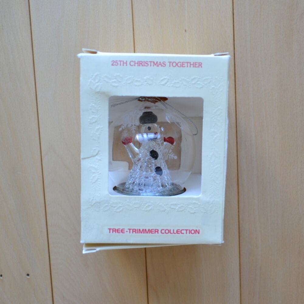 NWT Vintage Hallmark Snow Globe Frosty Snowman Christmas Holiday Ornament